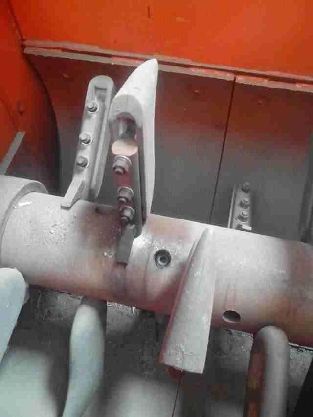 Ceramic knife mixer